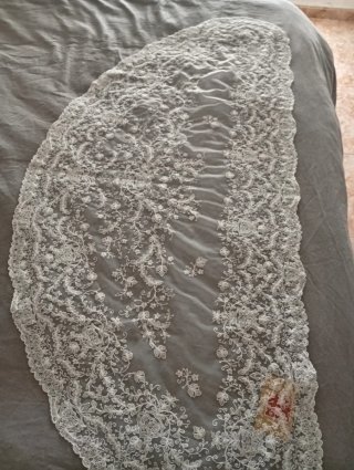 Mantilla media luna blanca para niña