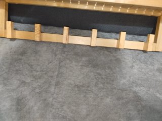 Estantería de madera con ganchos