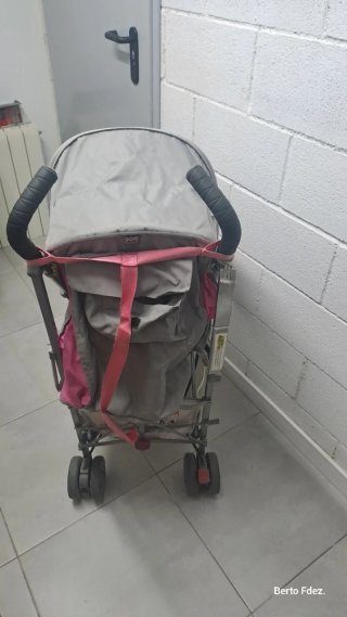 Silla de paseo Maclaren gris y rosa.