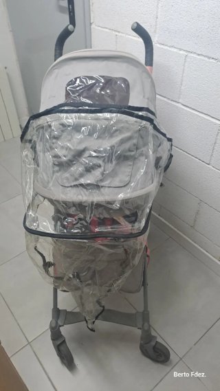 Silla de paseo Maclaren gris y rosa.
