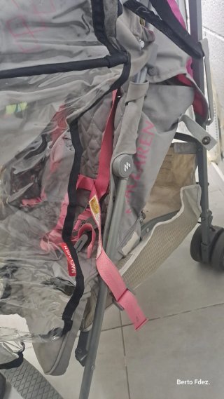 Silla de paseo Maclaren gris y rosa.