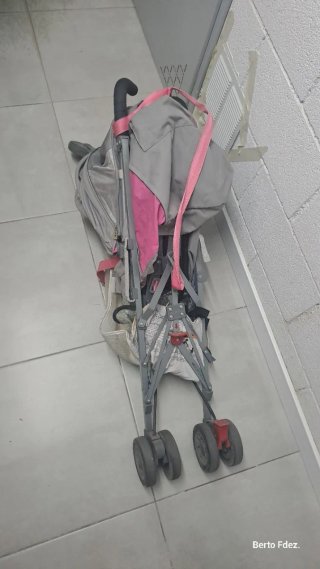 Silla de paseo Maclaren gris y rosa.