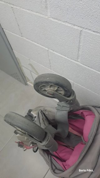 Silla de paseo Maclaren gris y rosa.