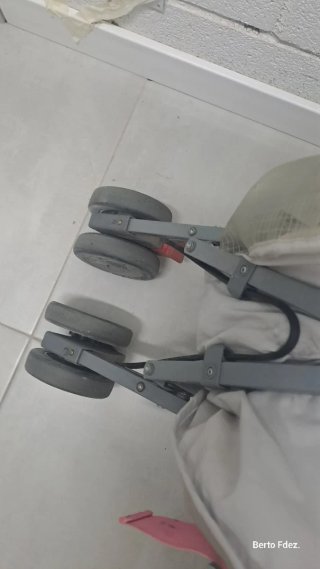 Silla de paseo Maclaren gris y rosa.