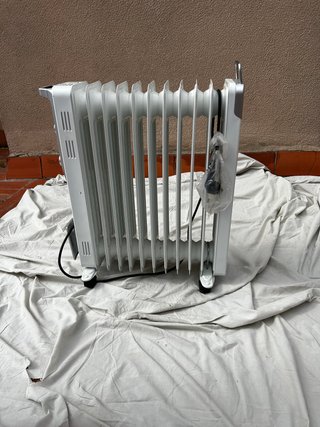 Estufa Radiador Eléctrica Blanca y Plateada