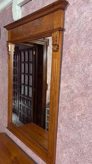 Baúl de madera con espejo