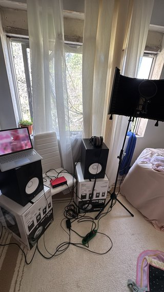 Equipo estudio música: altavoces, micro, etc.
