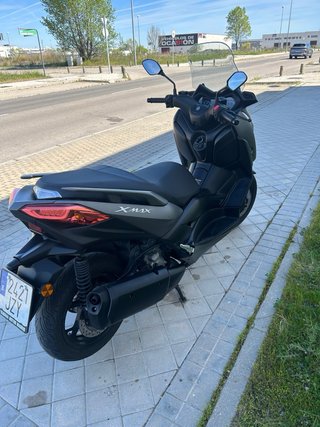 Yamaha XMAX 300 Negra y Gris