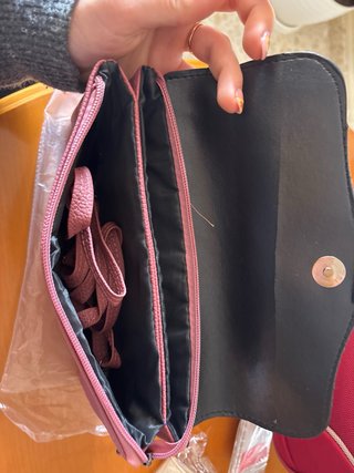 Bolso de mano rosa con detalle metálico