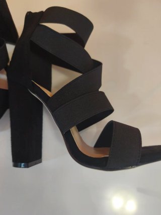 Sandalias Negras de Tira Elástica