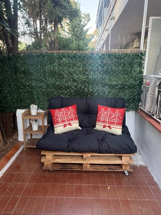 Sofá de palets con ruedas y cojines impermeables