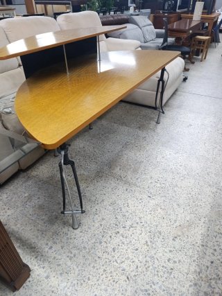 Mostrador de madera y metal