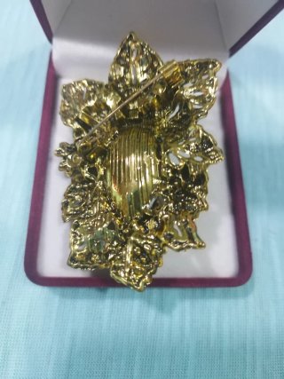 Broche vintage con piedra morada y detalles dorado