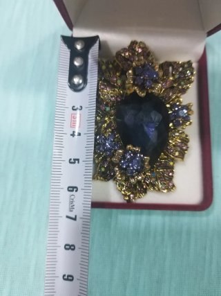 Broche vintage con piedra morada y detalles dorado
