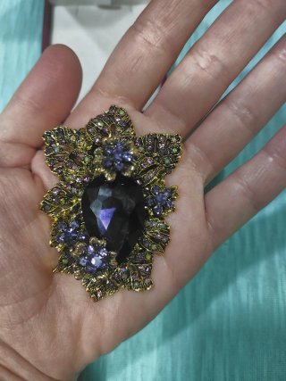 Broche vintage con piedra morada y detalles dorado