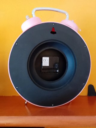 Reloj despertador rosa y plateado