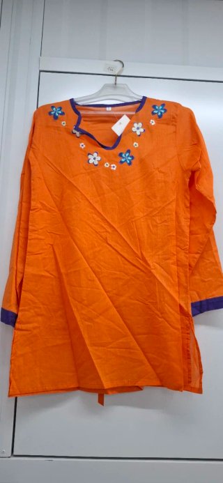 Camisola playera naranja con flores