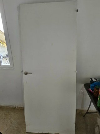 Puertas blancas con marco de madera