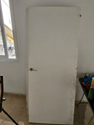 Puertas blancas con marco de madera