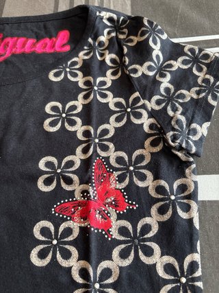 Camiseta Desigual Negra con Flores y Mariposas