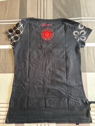 Camiseta Desigual Negra con Flores y Mariposas