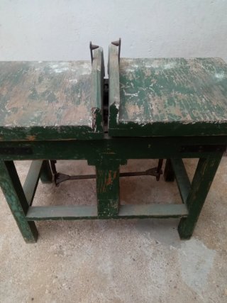 Báscula antigua de madera