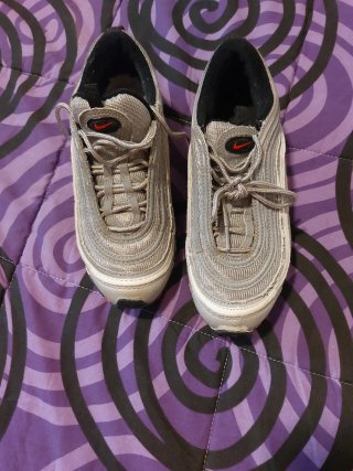 Zapatillas Nike plateadas y blancas