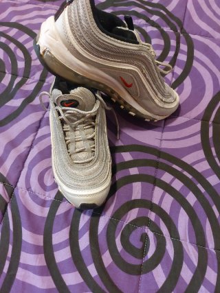 Zapatillas Nike plateadas y blancas