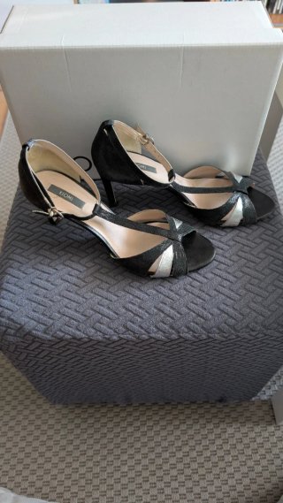 Sandalias de piel negras y plateadas