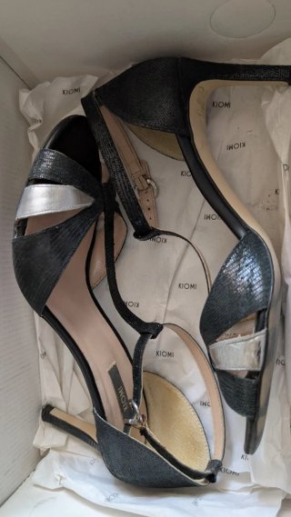 Sandalias de piel negras y plateadas