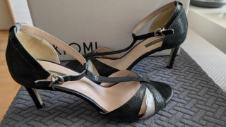 Sandalias de piel negras y plateadas