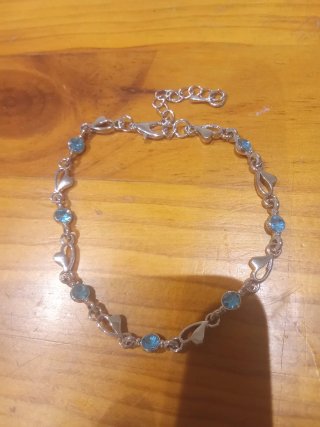 Pulsera plata con corazones y piedras azules