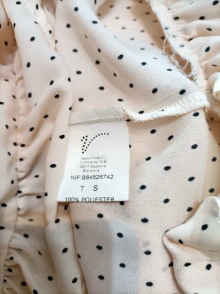 Blusa con volantes y plumas