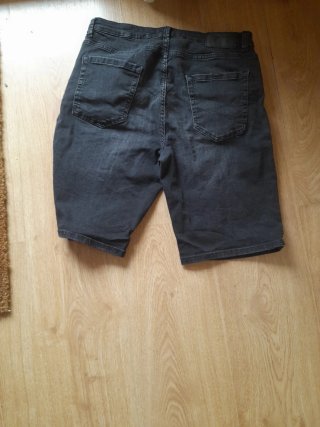 Pantalón vaquero corto negro..