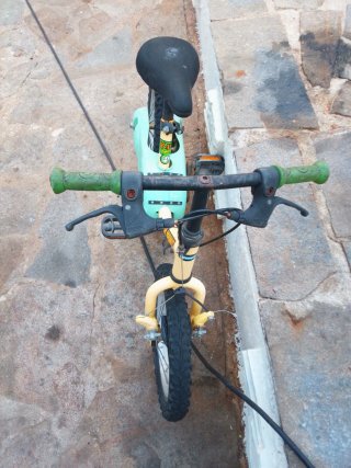 Bicicleta infantil amarilla