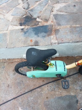 Bicicleta infantil amarilla