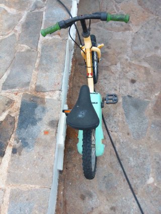 Bicicleta infantil amarilla