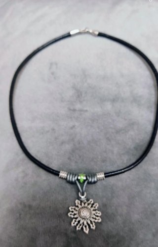 Colgante Eguzkilore Cuero negro y gris Piedra Verd