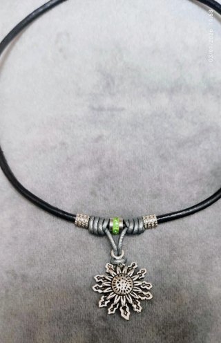 Colgante Eguzkilore Cuero negro y gris Piedra Verd
