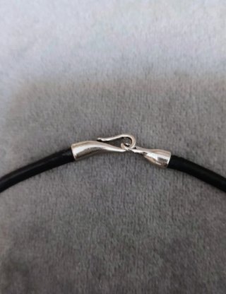 Colgante Eguzkilore Cuero negro y gris Piedra Verd