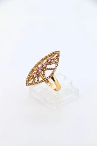 Anillo Dorado con Circonitas Rosas