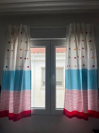 Cortinas blancas con detalles de colores