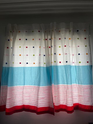 Cortinas blancas con detalles de colores