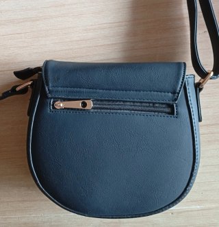 Bolso negro con diseño mandala