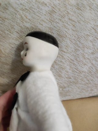 Pierrot de porcelana con traje blanco