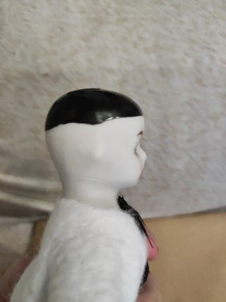 Pierrot de porcelana con traje blanco