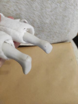 Pierrot de porcelana con traje blanco