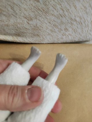 Pierrot de porcelana con traje blanco