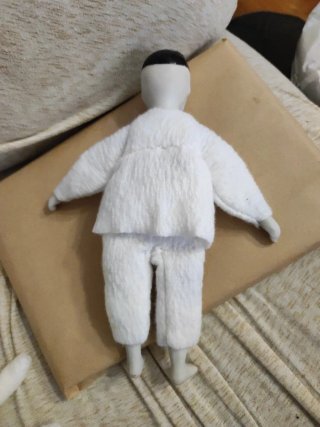 Pierrot de porcelana con traje blanco