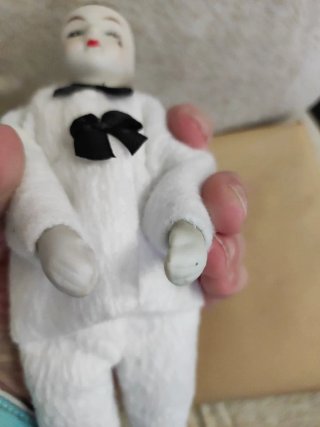 Pierrot de porcelana con traje blanco